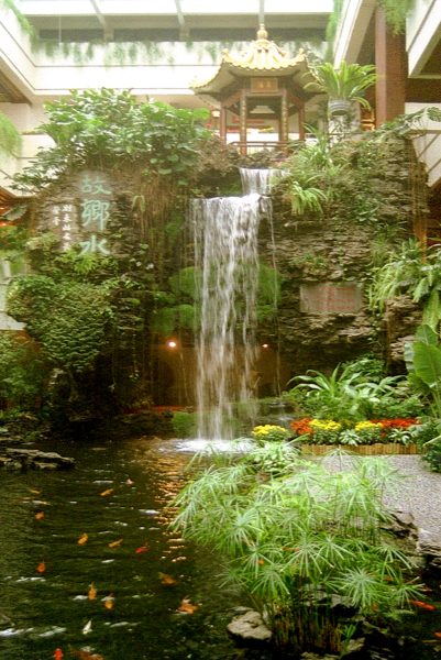 Wasserfall in der Halle des Hotels White Swan