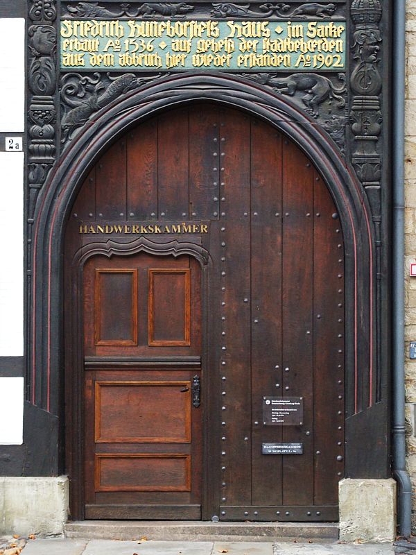 Portal eines der historischen Fachwerkhuser am Braunschweiger Burgplatz