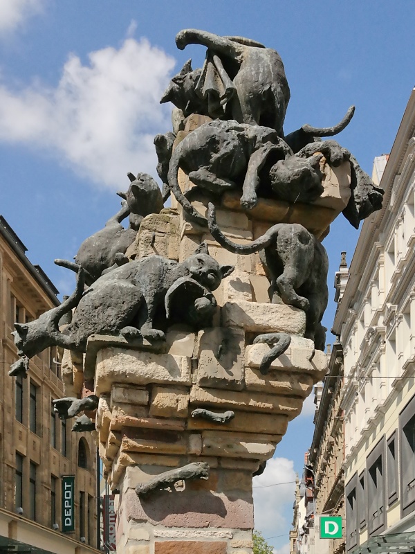 Skulptur mit Katzen