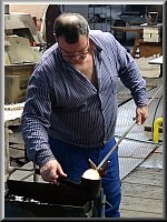 Glasblüser bei der Arbeit