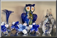 Verschiedene gläserne Figuren in Blautönen