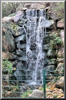 Wasserfall auf dem Auengelände der Glasmanufaktur