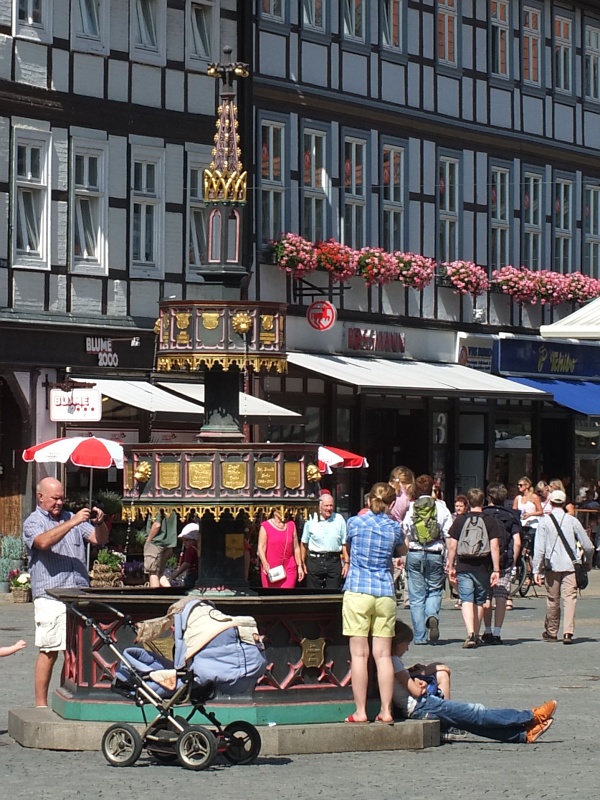 Wohltäterbrunnen auf dem Marktplatz von Wernigerode am Harz